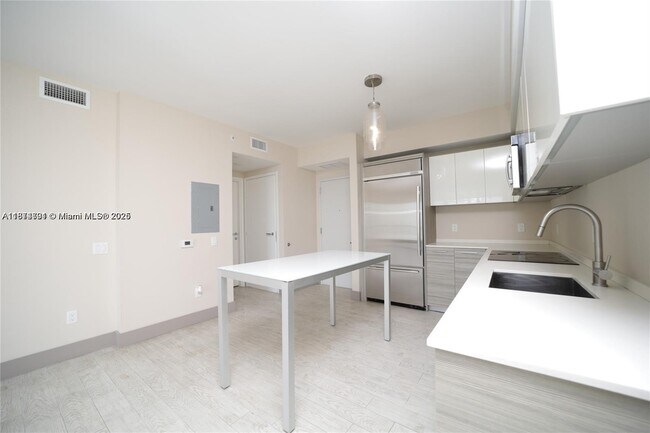 Building Photo - 1300 Brickell Bay Dr