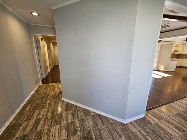 Foto del edificio - AVAILABLE NOW!