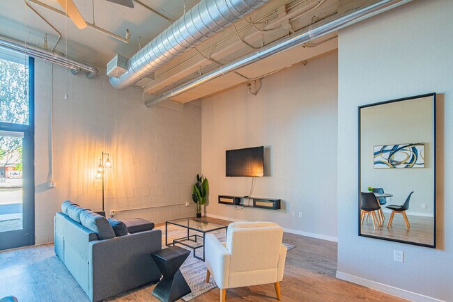 Foto del edificio - 1275 E University Dr