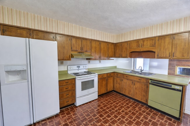 Foto del edificio - SPACIOUS 3 Bedroom, 2 bathroom home with basement and garage