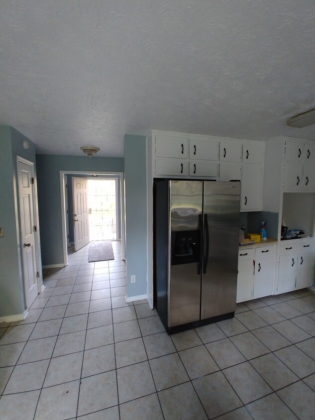 Kitchen and front entrance - 653 Raven Springs Trl