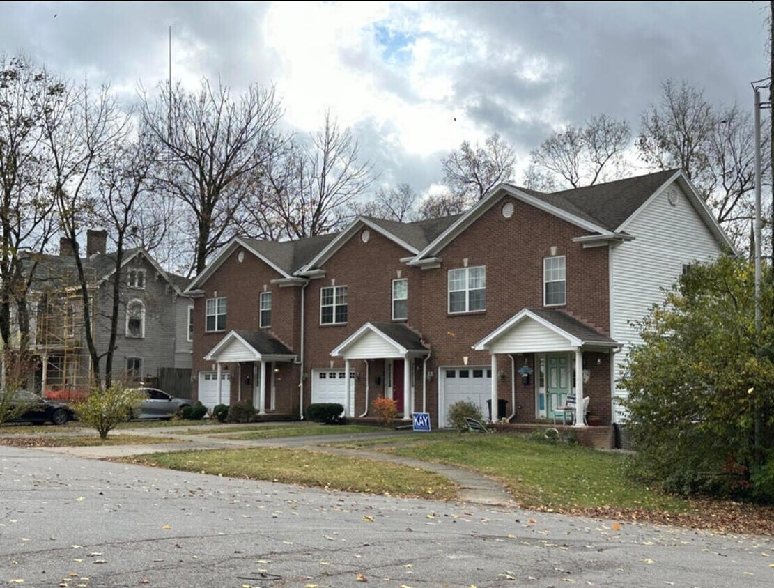 Primary Photo - 122 W Green St
