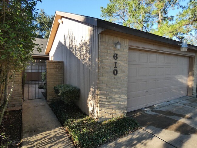 Foto del edificio - 610 Golfview Dr