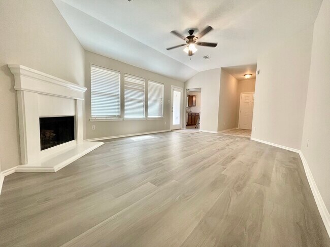 Foto del edificio - 5723 Wandering Creek Dr