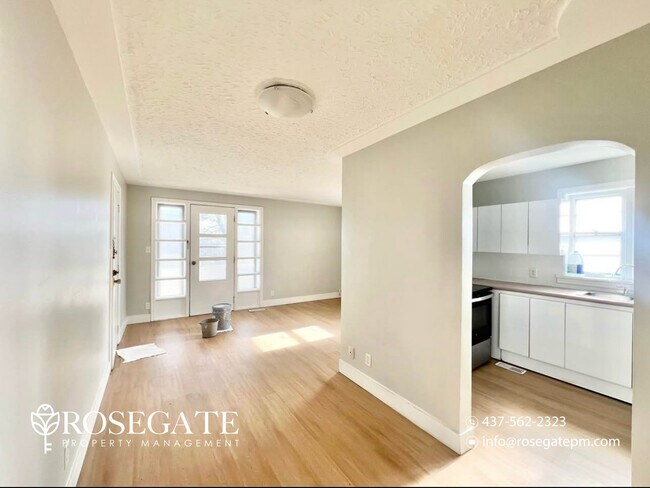 Photo du bâtiment - Modern 2-Bedroom Apartment with In-Unit Laundry & Parking – Cambridge