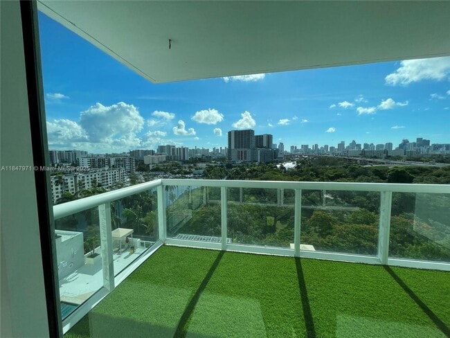 Foto del edificio - 1861 NW S River Dr