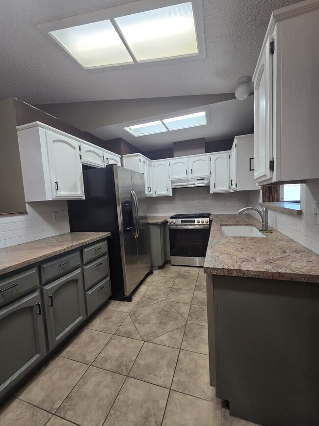 Building Photo - 697 Bluerock Rd