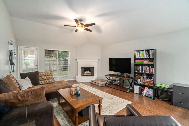 Building Photo - Beautifully Crafted 3-2-2 in Fort Worth!