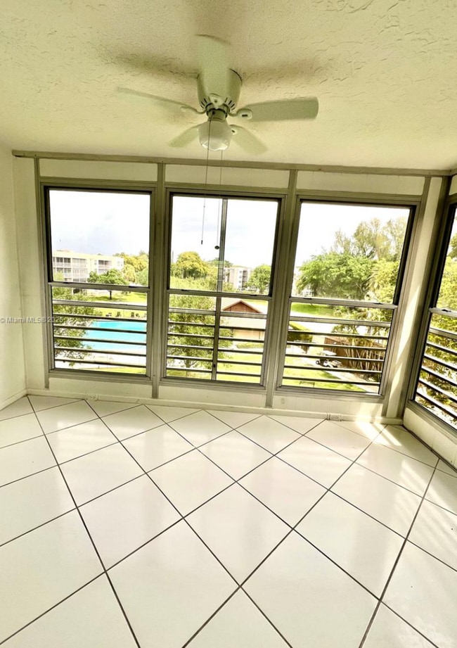 Building Photo - 1920 Sabal Palm Dr