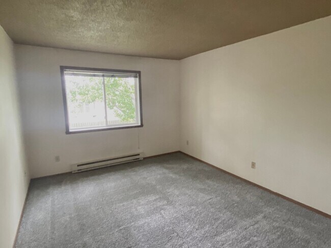 Building Photo - Spacious 3 bedroom, 2 bath updated townhome located in South Fargo!
