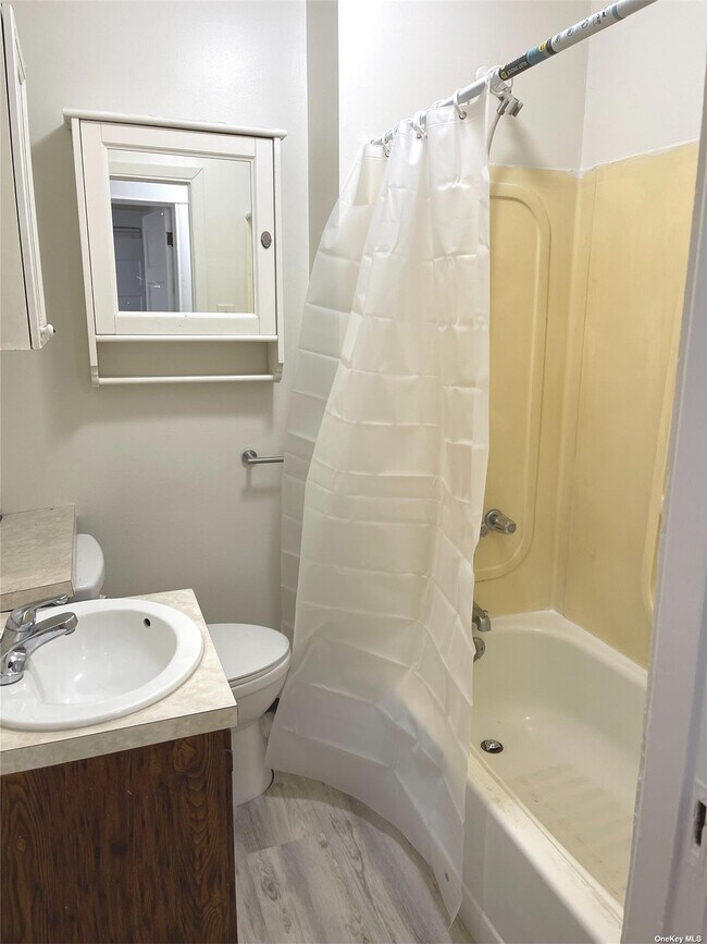 370 Stewart Ave Unit 2, Bethpage, NY 11714 Room for Rent in Bethpage