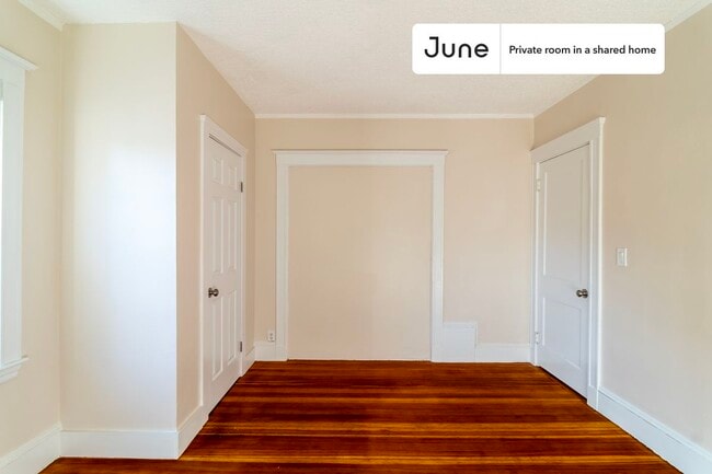 Building Photo - Room in Shared 6 bed/2 bath home