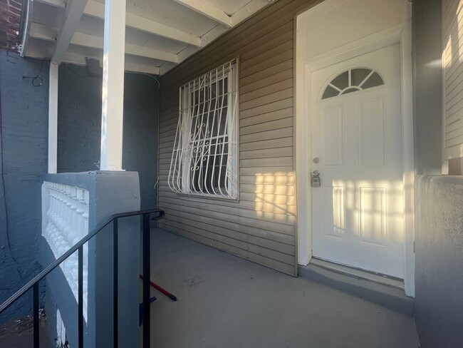 Building Photo - Newly Renovated 2 Bed/1.5 Bath Row Home in...