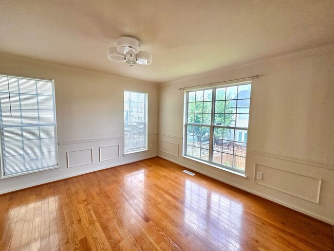 Building Photo - Beautiful 4 BR/3.5 BA Single-Family Home i...