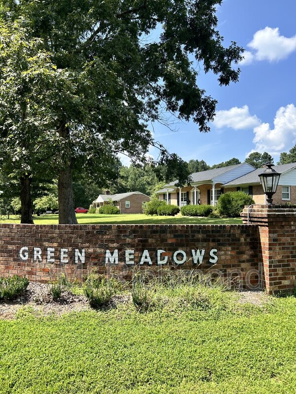 Building Photo - 3190 Meadow Rd