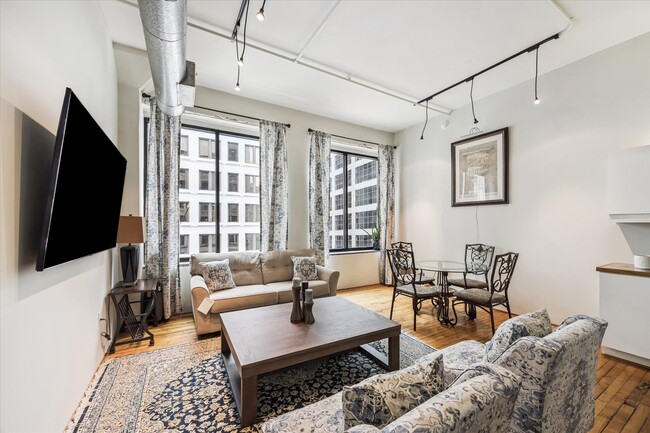 Building Photo - 705 Main St