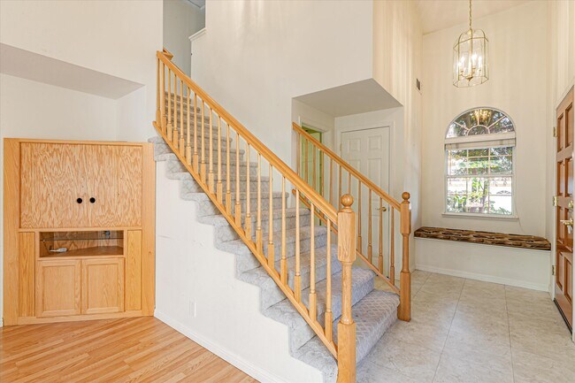 Building Photo - 210 Bellflower Dr
