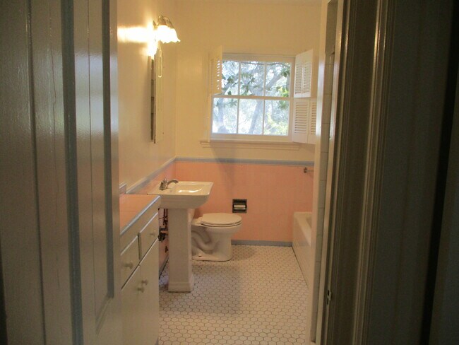 Building Photo - 1002 Tiverton Ave