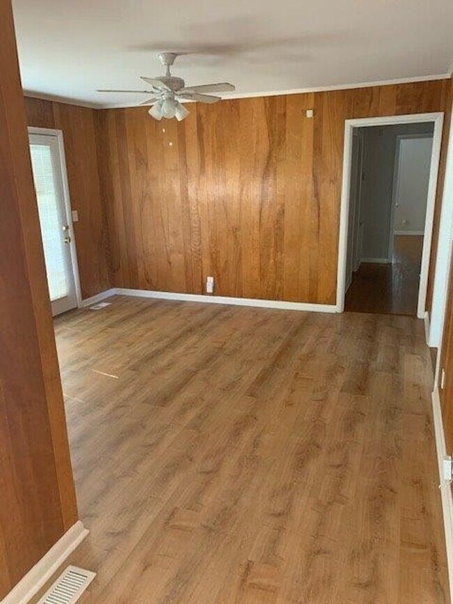 Building Photo - Nice 3 Bed 2 Bath Available Fall 2025!