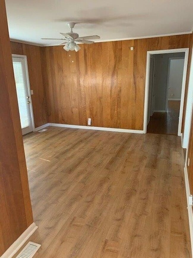 Building Photo - Nice 3 Bed 2 Bath Available Now!