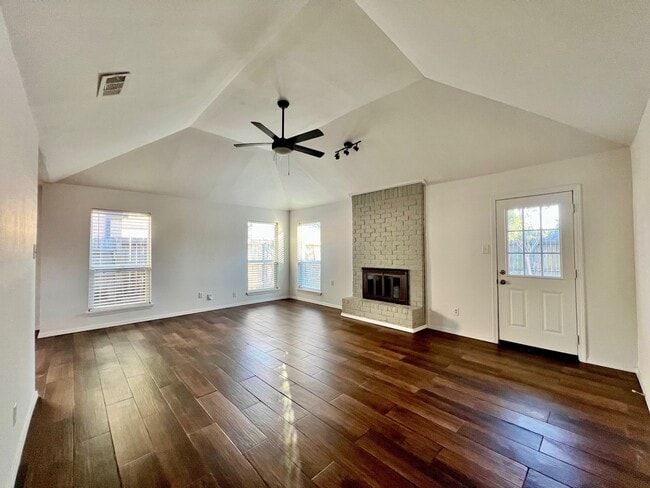 Building Photo - 16039 Bear Hill Dr