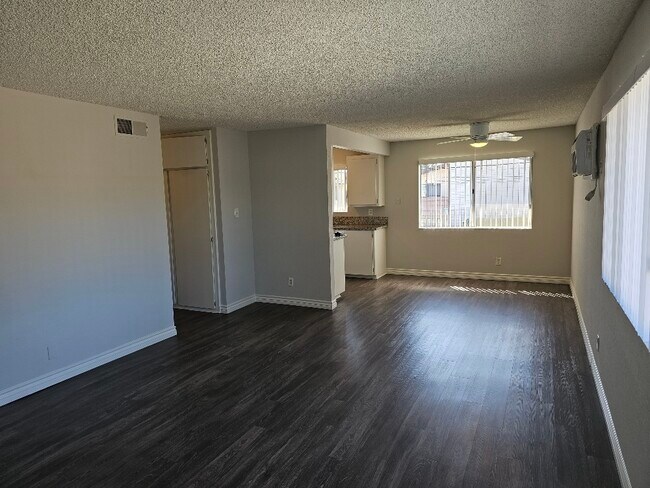 Foto del edificio - 10440 Western Ave