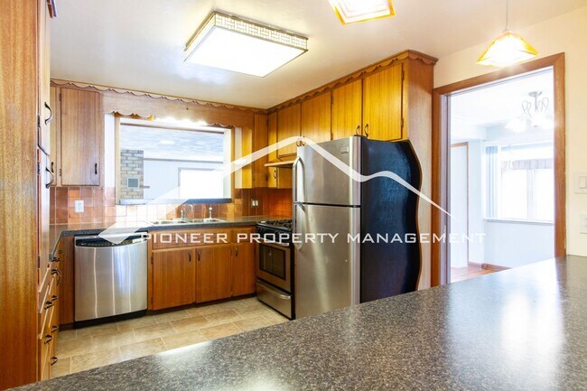 Foto del edificio - Spacious Home with 2 Car Garage and Centra...