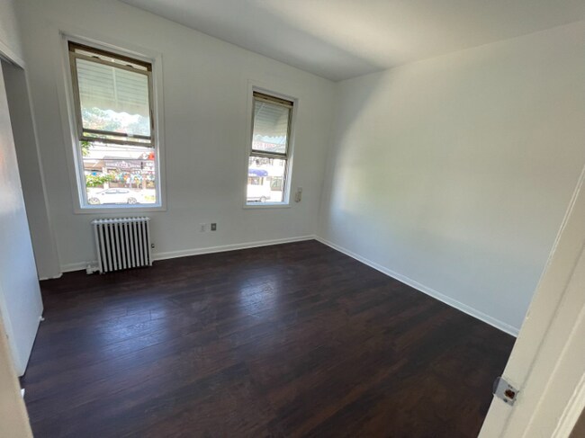 Building Photo - 3162 E Tremont Ave