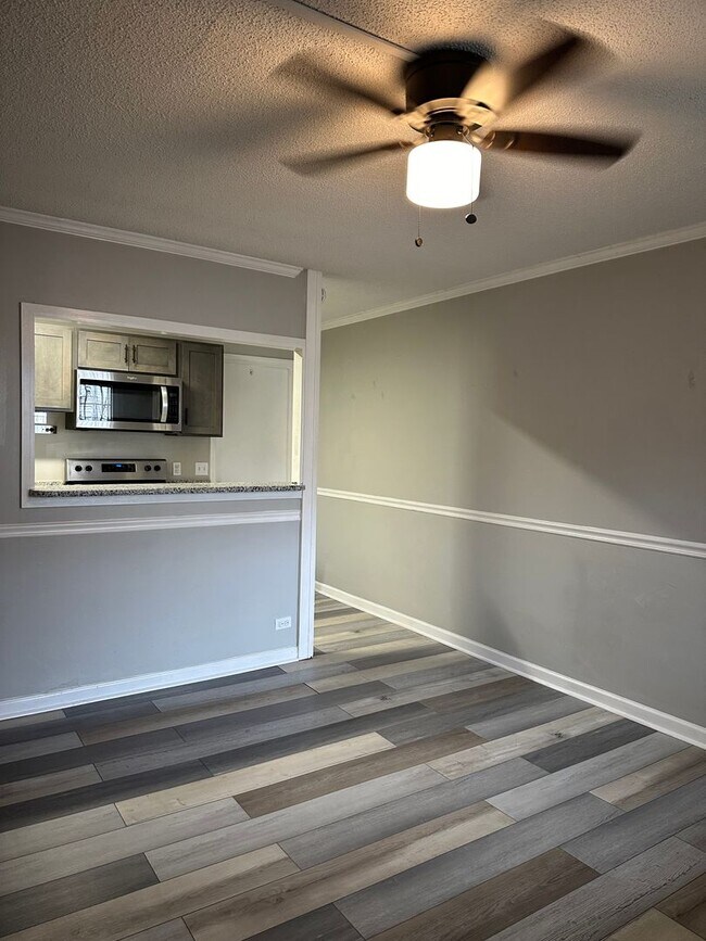 Foto del edificio - Evian Tower Condominium: 1BD/1BA and comes with assigned parking space. AVAILABLE NOW 2/1/24