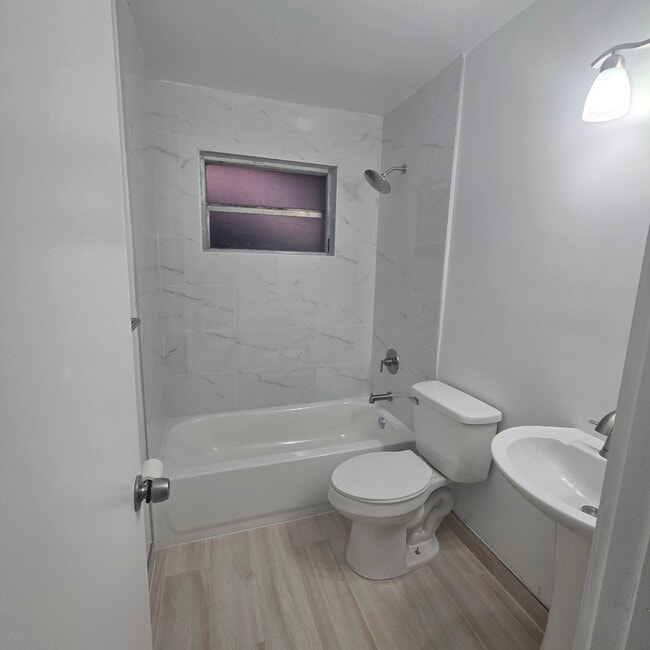 Foto del edificio - 1720 NE 62nd St