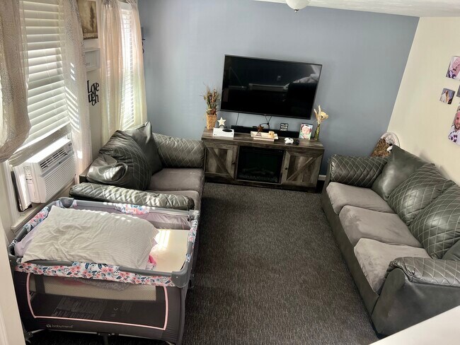 Living room - 8 Woodcrest Ln