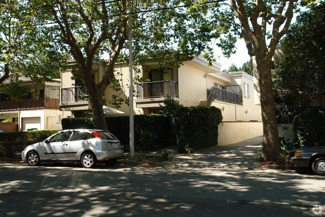 Building Photo - 701 Highland Ave