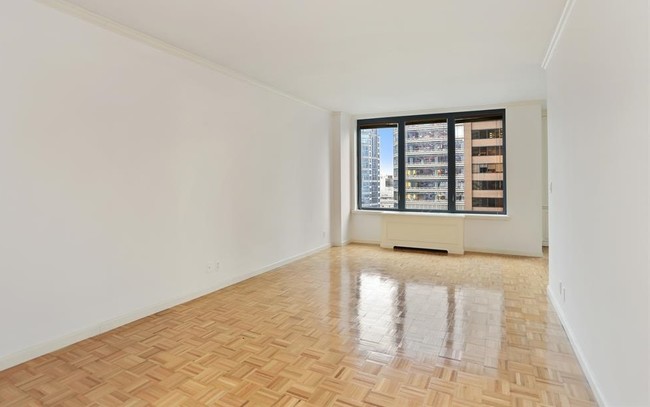 Building Photo - 150 E 57th St