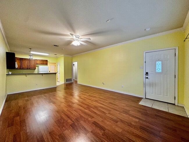 Building Photo - Spacious 2/2 Condo Minutes from Campus and...
