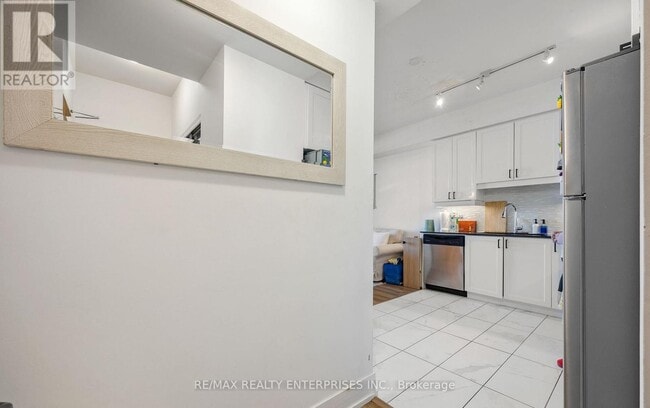 Building Photo - 1215 Bayly St