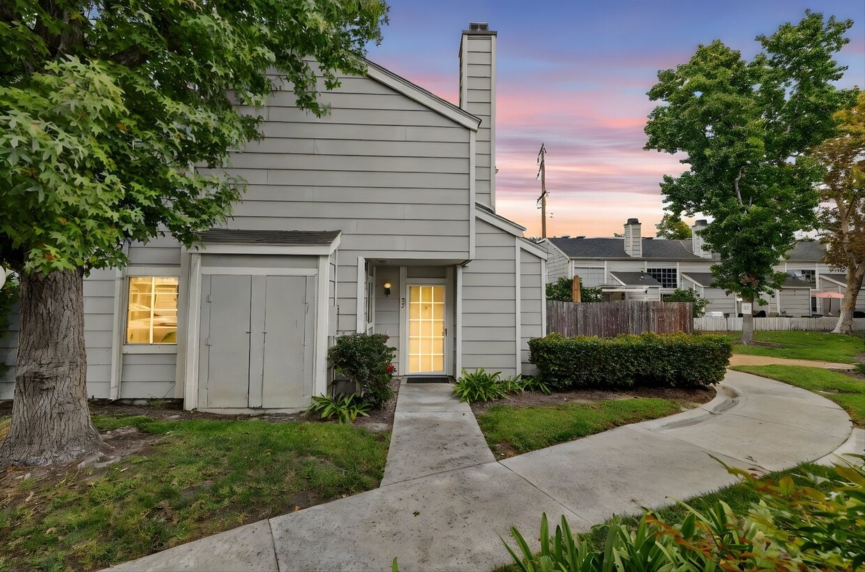 Spacious 3-Bedroom Townhome in Orangethorp... - Spacious 3-Bedroom Townhome in Orangethorp...