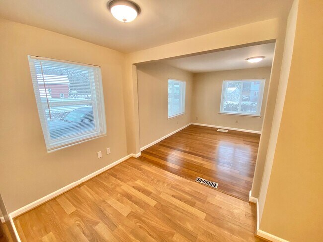 Foto del edificio - Newly Renovated 2 Bedroom Home in South Burlington Available 2/1