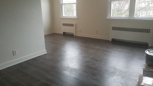 Building Photo - AMAZING 2Bd/1Ba in CHESTNUT HILL!!!