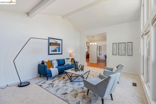 Building Photo - 243 Sandringham Dr N