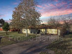 Building Photo - 610 Creek St