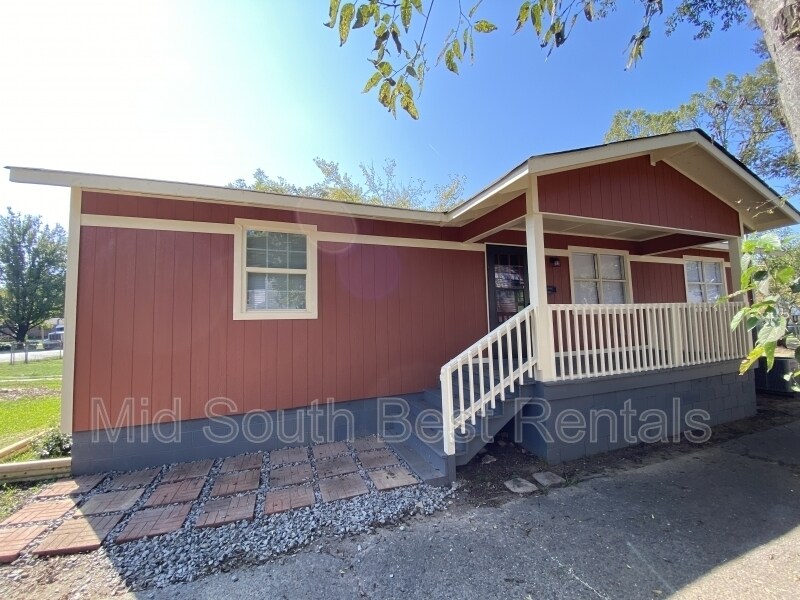 Primary Photo - 2108 S Pine St