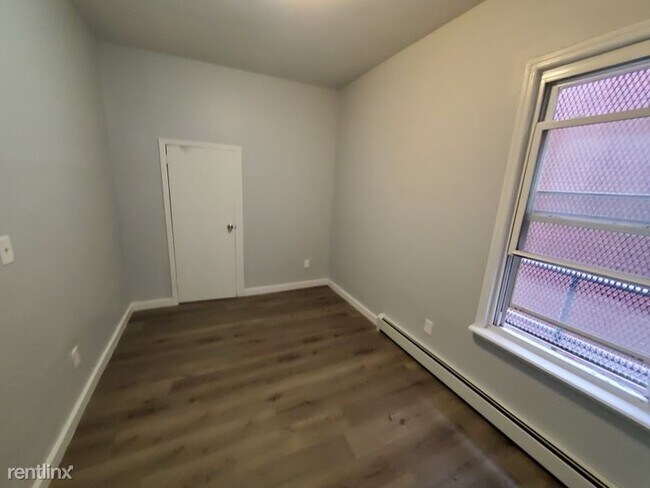 Building Photo - 3 br, 1 bath Townhome - 355 S 11th St