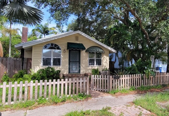2 BEDROOM 2 BATH HOME -ST. PETERSBURG - 2 BEDROOM 2 BATH HOME -ST. PETERSBURG