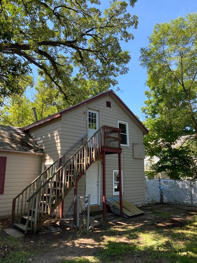Building Photo - 606 W Montcalm St