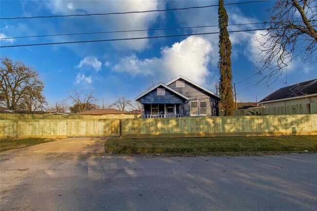 Building Photo - 2110 Chew St