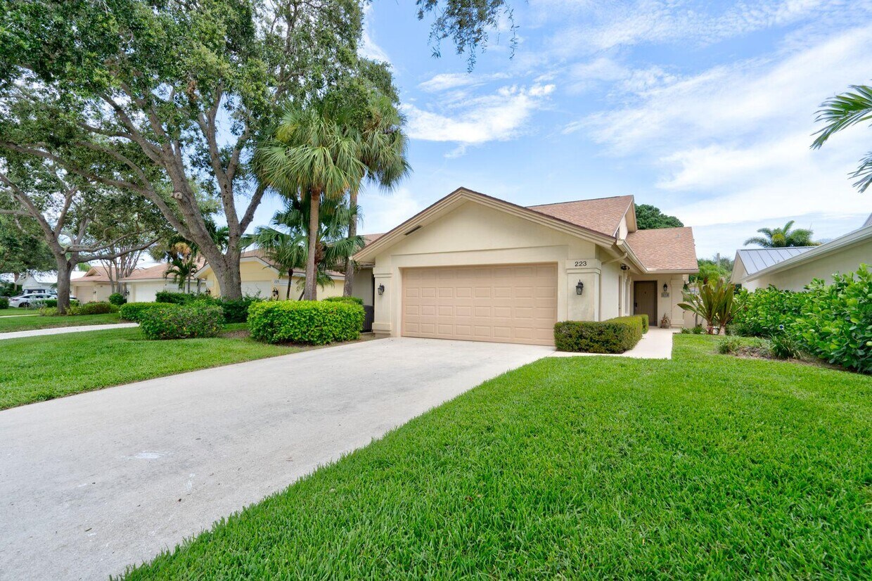 Primary Photo - 223 E River Park Dr