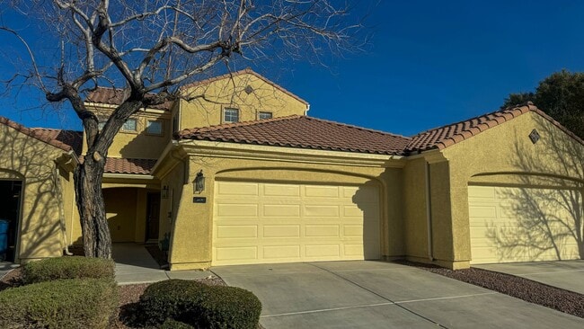 Building Photo - 4 bedroom townhome offers modern comfort i...