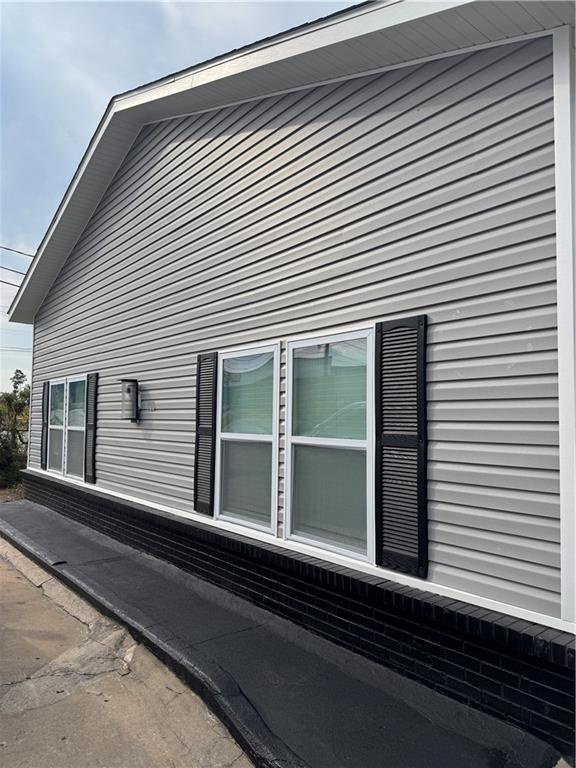 Building Photo - 703 W Oak St