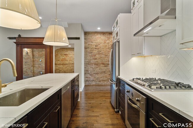 Foto del edificio - 1211 W Addison St