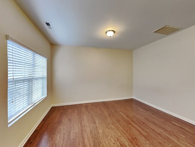 Building Photo - Fabulous 6 Bedroom Home!